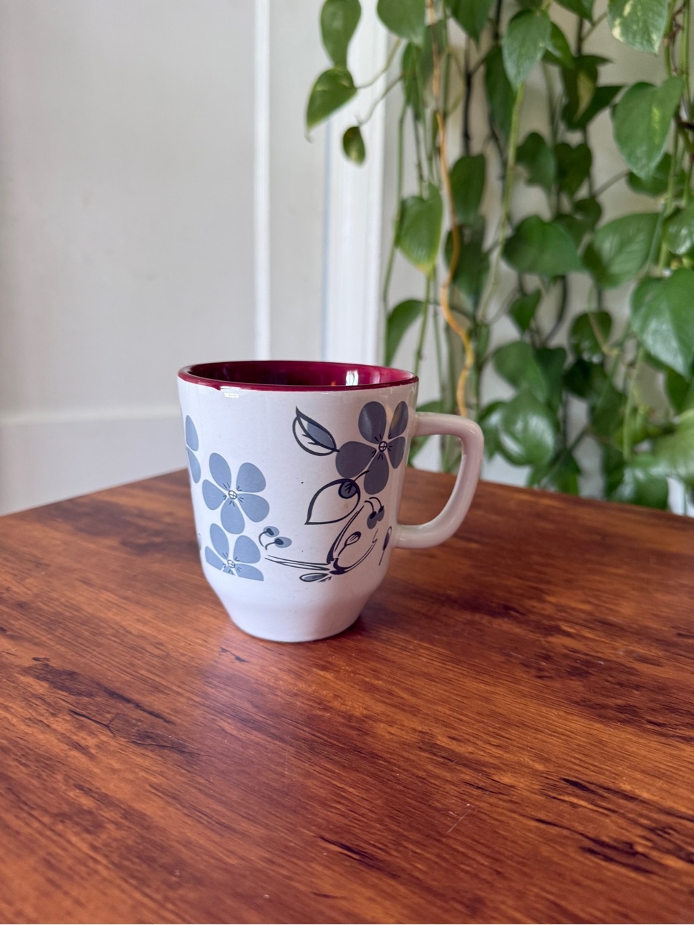 Chef Elect Ceramic Floral Accent Mug in White and Burgundy